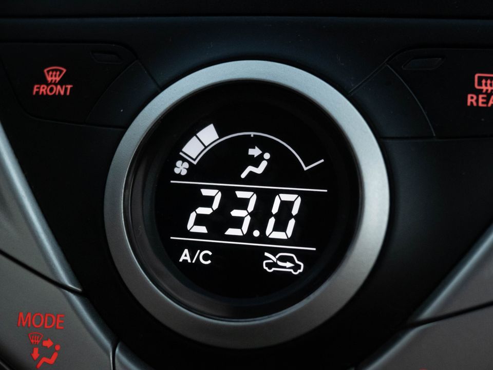 Digitale Klimasteuerung im Auto, eingestellt auf 23 Grad